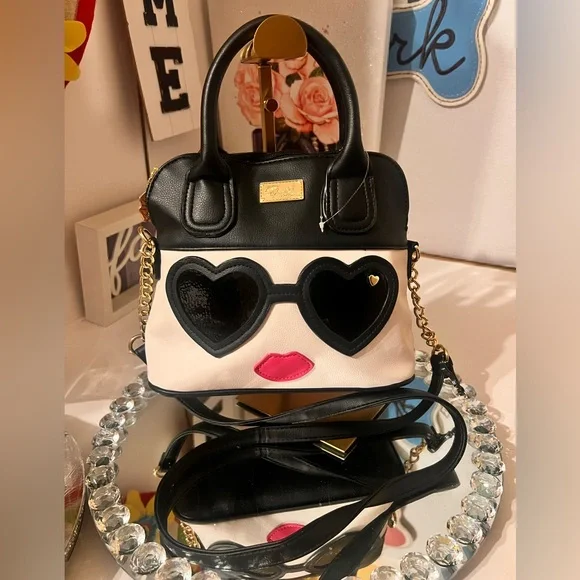 Betsey Johnson NWOT Black and White with Heart Sunglasses crossbody bag - Picture 12 of 12